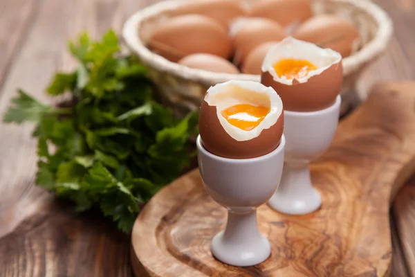 Gekochte Eier auf einem hölzernen Hintergrund — Stockfoto