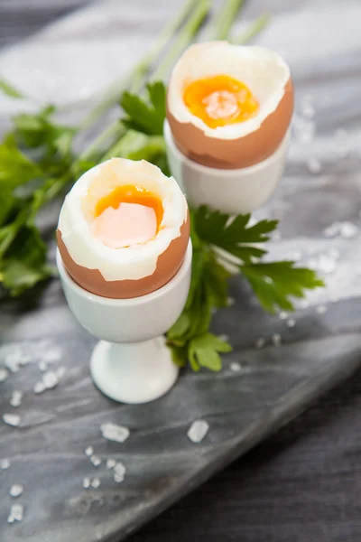 Gekochte Eier auf Marmorgrund — Stockfoto