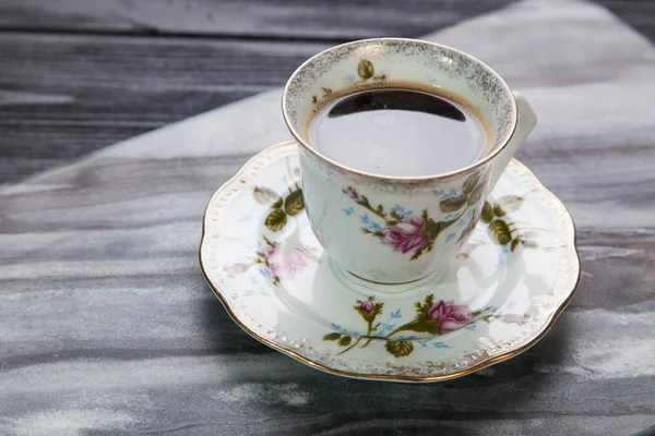Una taza de café sobre una mesa de mármol — Foto de Stock