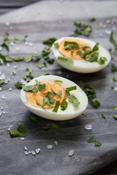 Βραστά αυγά στο μαρμάρινο τραπέζι — Φωτογραφία Αρχείου