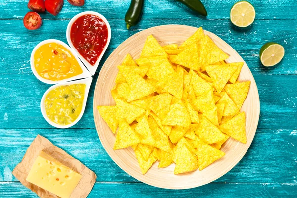 Placa de nachos con diferentes salsas — Foto de Stock