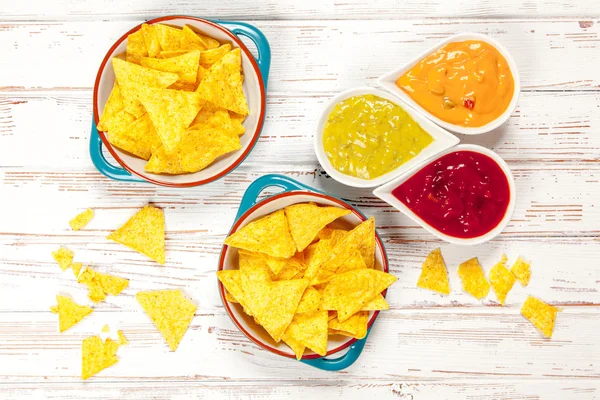 Piatto di nachos con diversi tuffi — Foto Stock