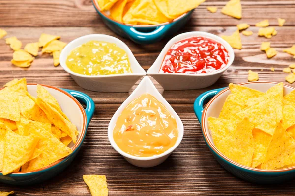 Piatto di nachos con diversi tuffi — Foto Stock