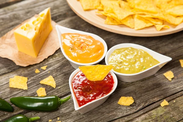 Placa de nachos con diferentes salsas — Foto de Stock