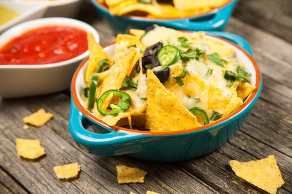 Nachos mit geschmolzenem Käse — Stockfoto