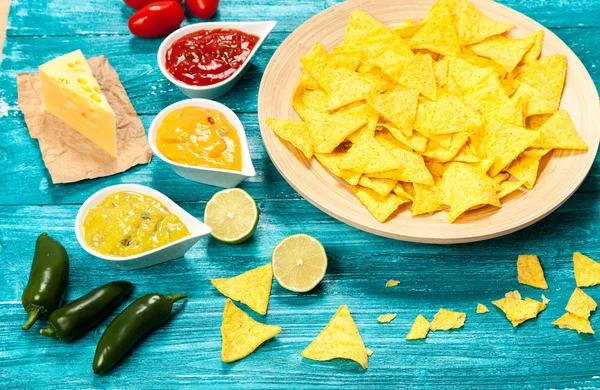 Tallrik med nachos med olika dips — Stockfoto