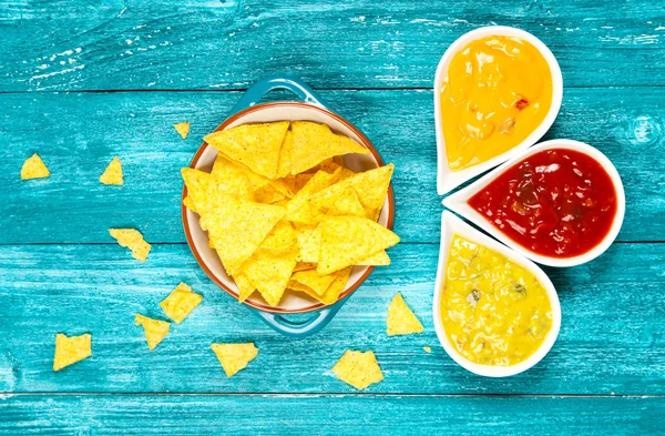 Placa de nachos com diferentes mergulhos — Fotografia de Stock