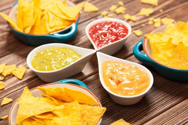 Piatto di nachos con diversi tuffi — Foto Stock