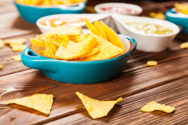 Piatto di nachos con diversi tuffi — Foto Stock