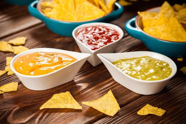 Tallrik med nachos med olika dips — Stockfoto