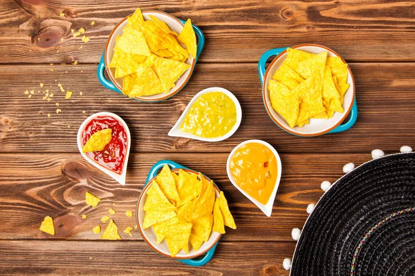 Tallrik med nachos med olika dips — Stockfoto