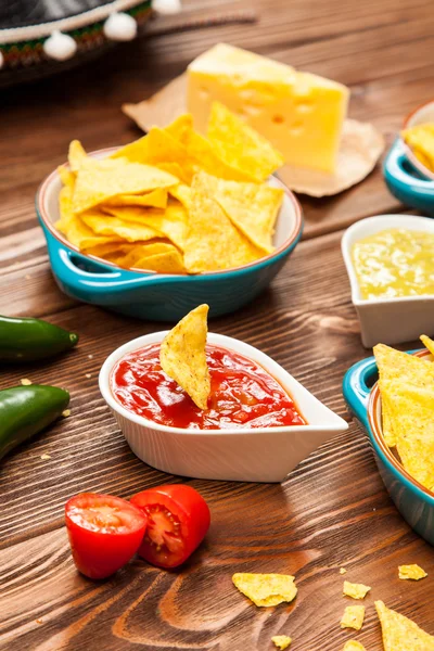 Tallrik med nachos med olika dips — Stockfoto