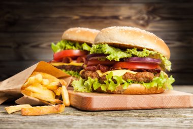 Lezzetli hamburger ve patates