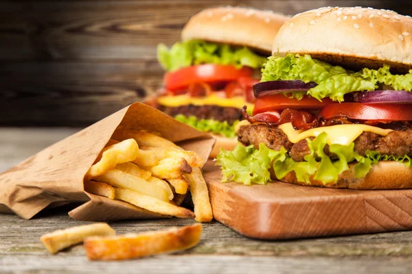 Deliziosi hamburger e patatine fritte — Foto Stock