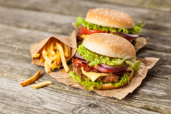 Deliciosa hamburguesa y papas fritas — Foto de Stock