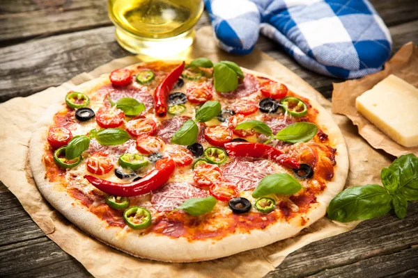 Lezzetli ev yapımı pizza — Stok fotoğraf