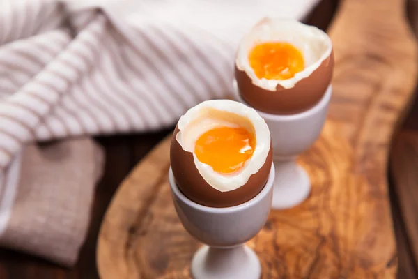 Βραστά αυγά σε ξύλινα φόντο — Φωτογραφία Αρχείου