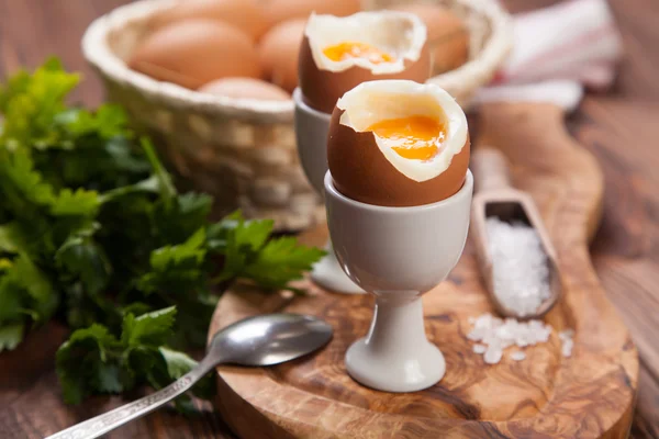 Gekochte Eier auf einem hölzernen Hintergrund — Stockfoto