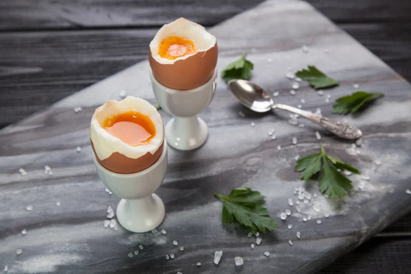 Ovos cozidos em fundo de mármore — Fotografia de Stock