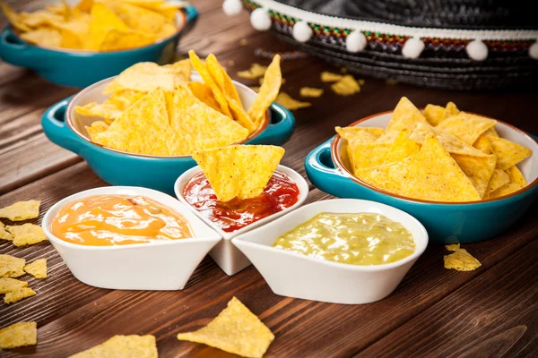 Teller Nachos mit verschiedenen Dips — Stockfoto