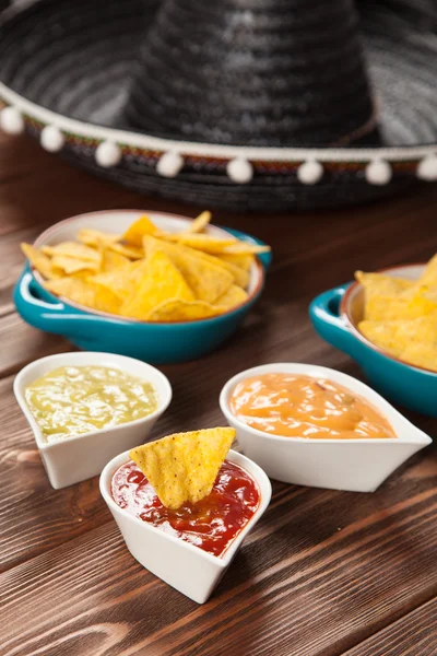 Teller Nachos mit verschiedenen Dips — Stockfoto