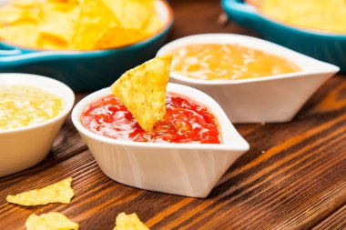 Nacho farklı dips ile tabak