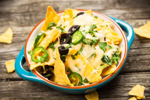 Nachos mit geschmolzenem Käse — Stockfoto