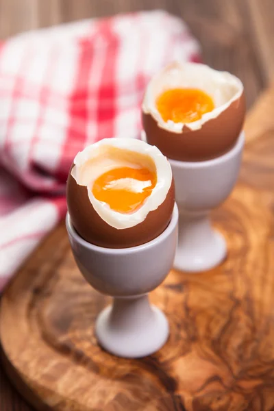 煮熟的鸡蛋，木质的背景 — 图库照片