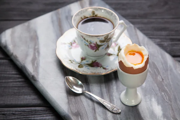 Ovos cozidos e café — Fotografia de Stock