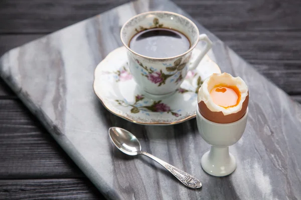 Gekochte Eier und Kaffee — Stockfoto