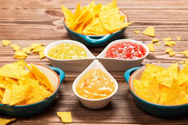 Piatto di nachos con diversi tuffi — Foto Stock