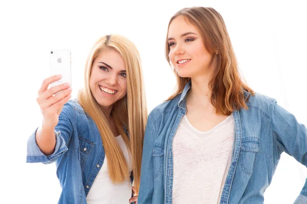 Zwei Freundinnen machen ein Selfie — Stockfoto