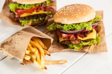 Lezzetli hamburger ve patates