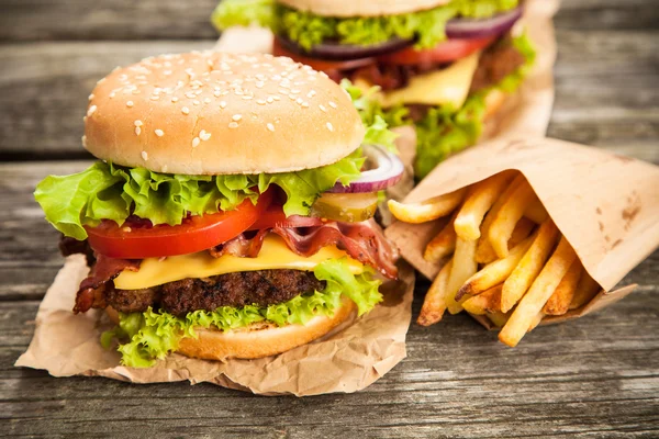 Heerlijk hamburger en friet — Stockfoto