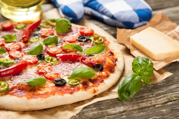 Вкусная домашняя пицца — стоковое фото