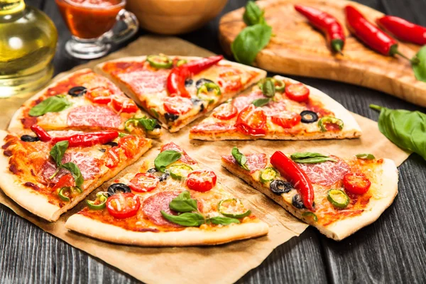 Lezzetli ev yapımı pizza — Stok fotoğraf