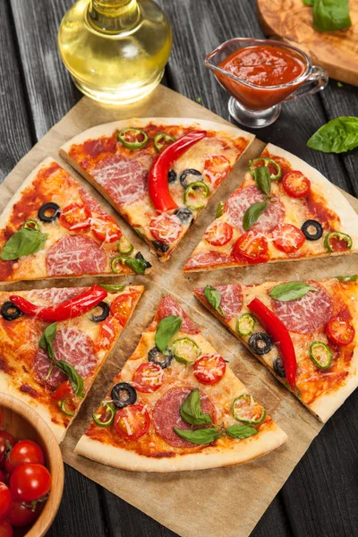 Lezzetli ev yapımı pizza — Stok fotoğraf