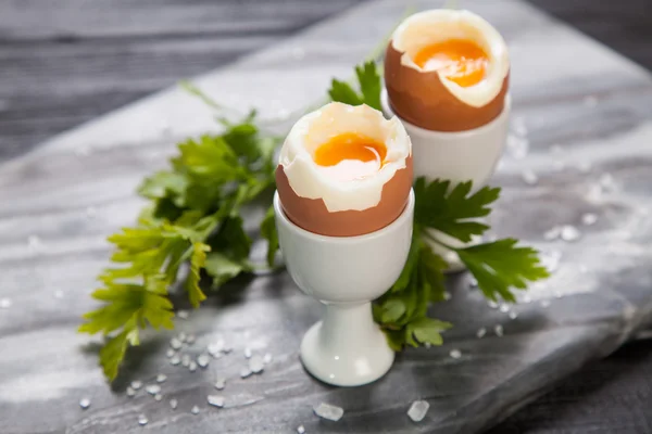 Ovos cozidos em fundo de mármore — Fotografia de Stock