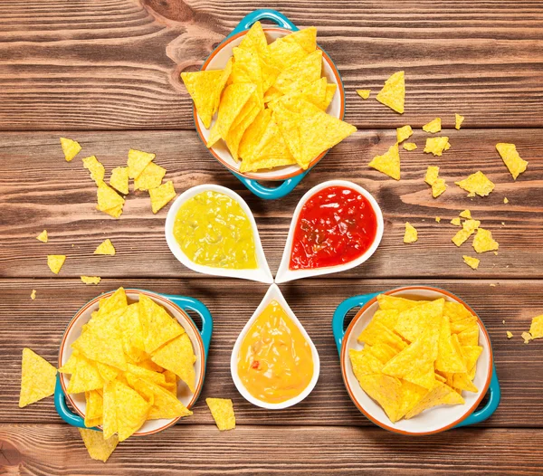 Nacho farklı dips ile tabak