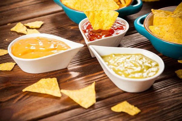 Tallrik med nachos med olika dips — Stockfoto