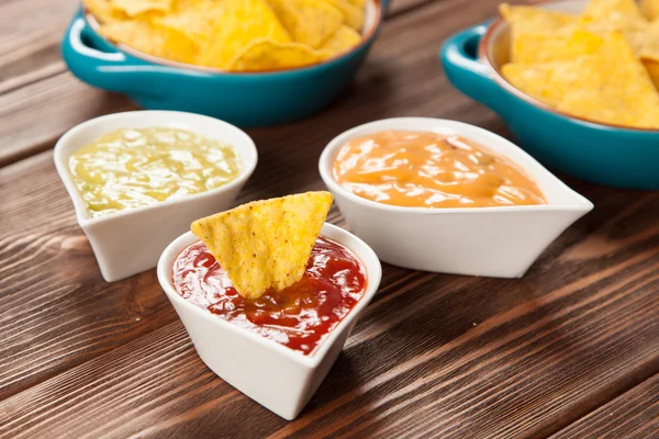 Placa de nachos con diferentes salsas —  Fotos de Stock