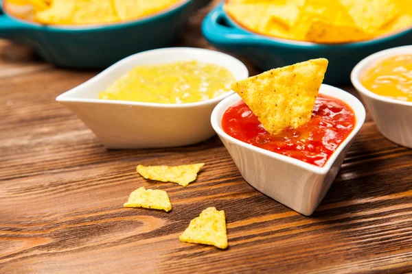 Assiette de nachos avec différentes trempettes — Photo