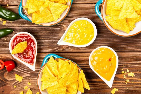 Nacho farklı dips ile tabak