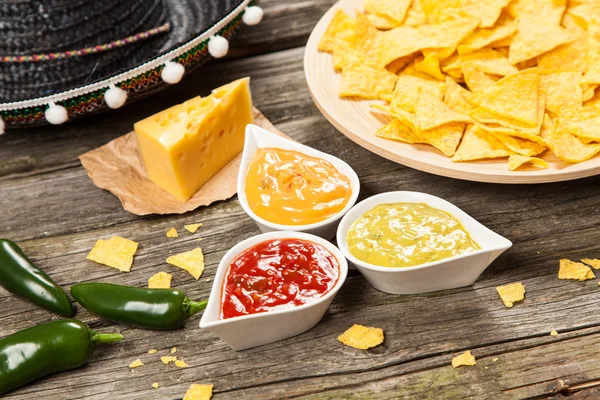 Tallrik med nachos med olika dips — Stockfoto