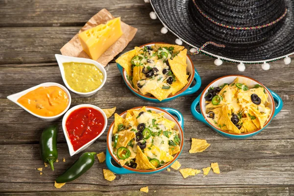 Nachos mit geschmolzenem Käse — Stockfoto