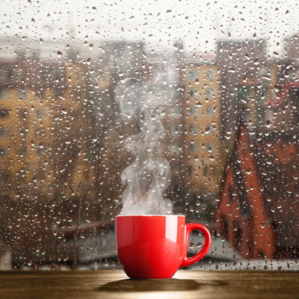 Taza de café al vapor en un día lluvioso — Foto de Stock