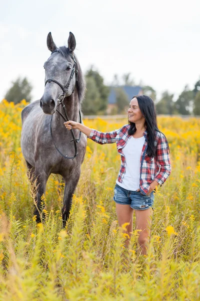 Junge Frau mit Pferd — Stockfoto