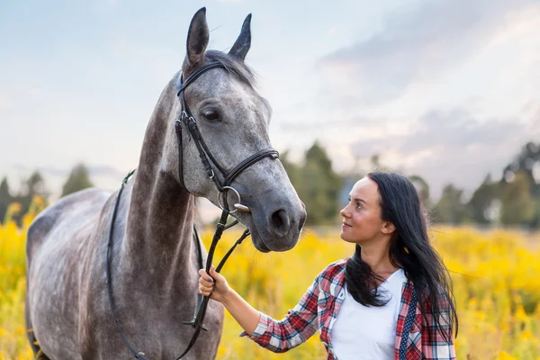一匹马的年轻女人 — 图库照片