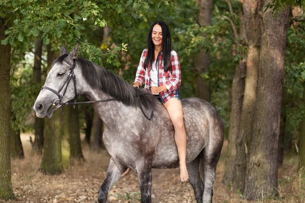 Mladá žena s koněm — Stock fotografie