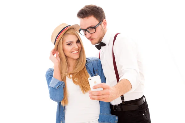 Giovane hipster coppia fare un selfie — Foto Stock